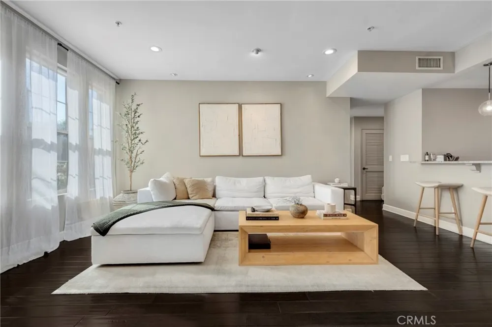 10639 Woodbridge Street #206 Toluca Lake, CA 91602