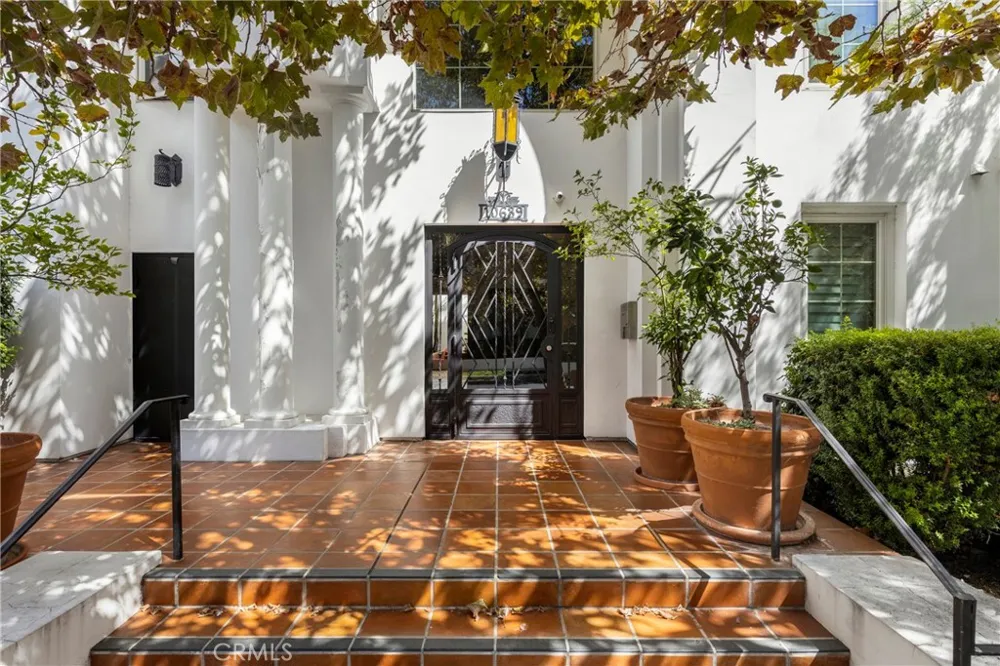 10639 Woodbridge Street #206 Toluca Lake, CA 91602
