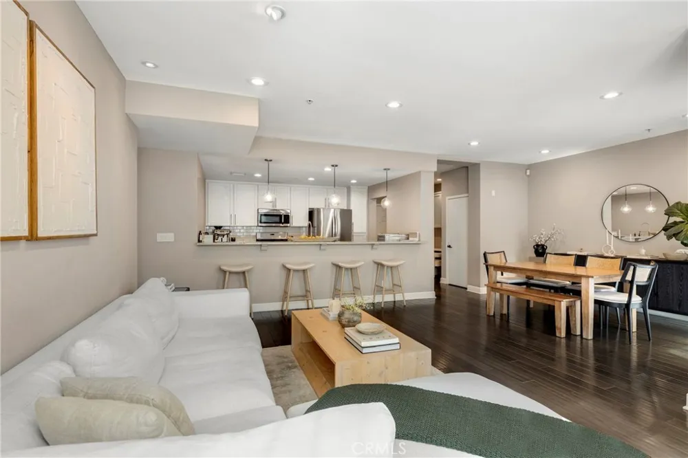10639 Woodbridge Street #206 Toluca Lake, CA 91602