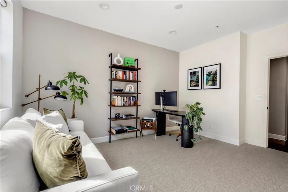 10639 Woodbridge Street #206 Toluca Lake, CA 91602