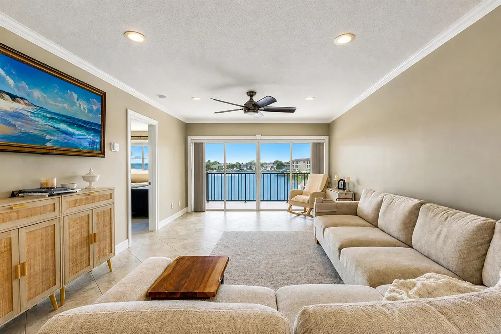 326 Northlake Drive #201 North Palm Beach, FL 33408
