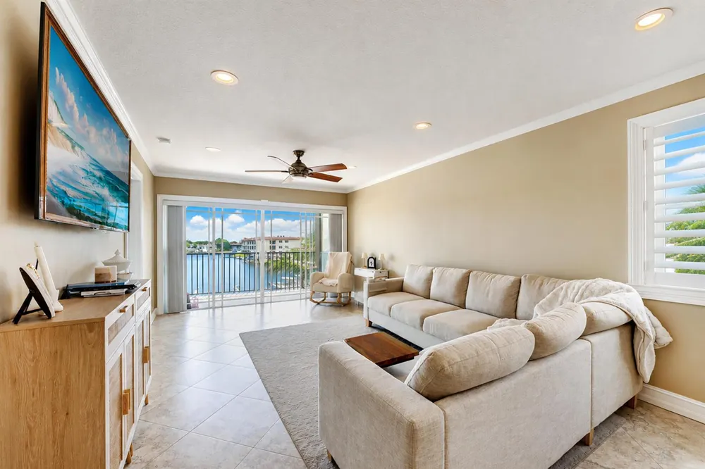 326 Northlake Drive #201 North Palm Beach, FL 33408