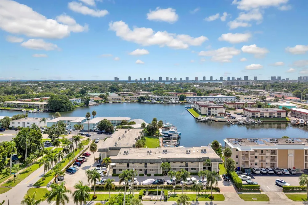 326 Northlake Drive #201 North Palm Beach, FL 33408