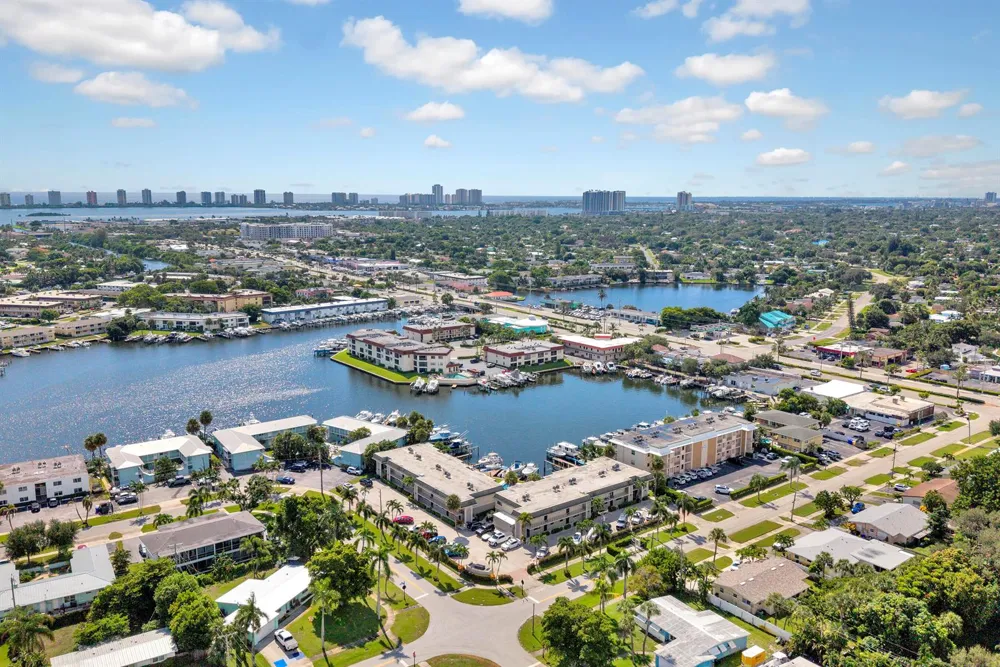 326 Northlake Drive #201 North Palm Beach, FL 33408