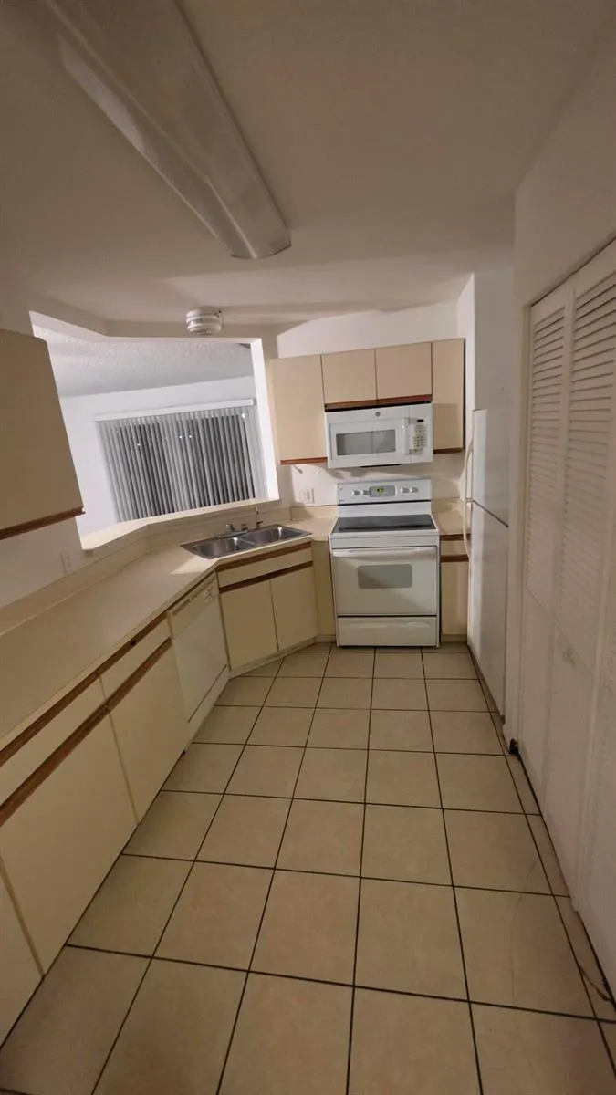 3453 NW 44TH STREET #104 Oakland Park, FL 33309
