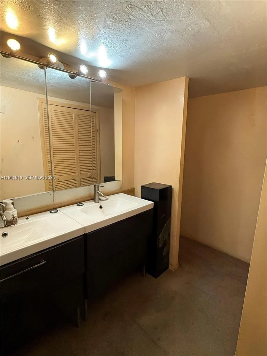 100 Ocean Lane Dr #303 Key Biscayne, FL 33149