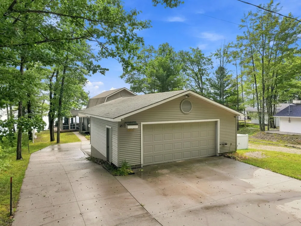 9171 W Oak Drive Lake Township, MI 49651
