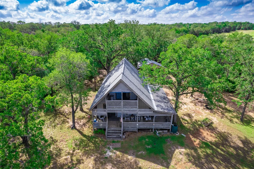 499 Hidden Oaks Drive Elgin, TX 78621