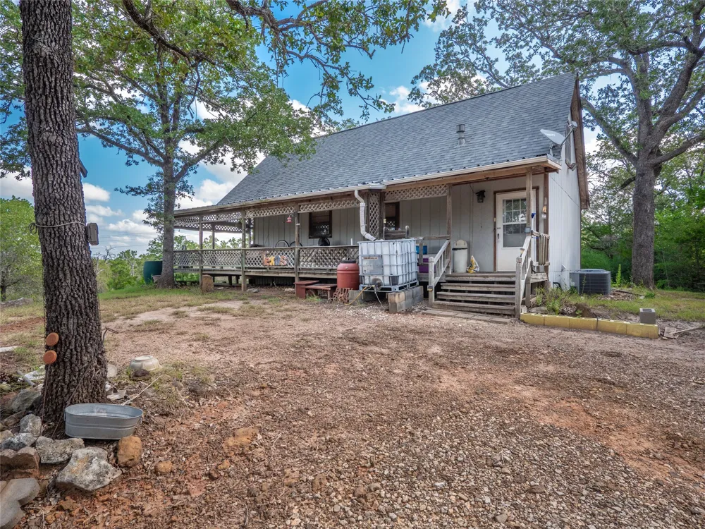 499 Hidden Oaks Drive Elgin, TX 78621