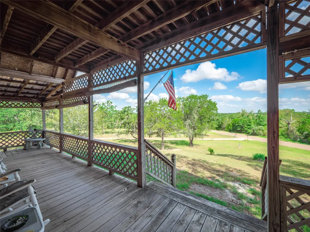 499 Hidden Oaks Drive Elgin, TX 78621