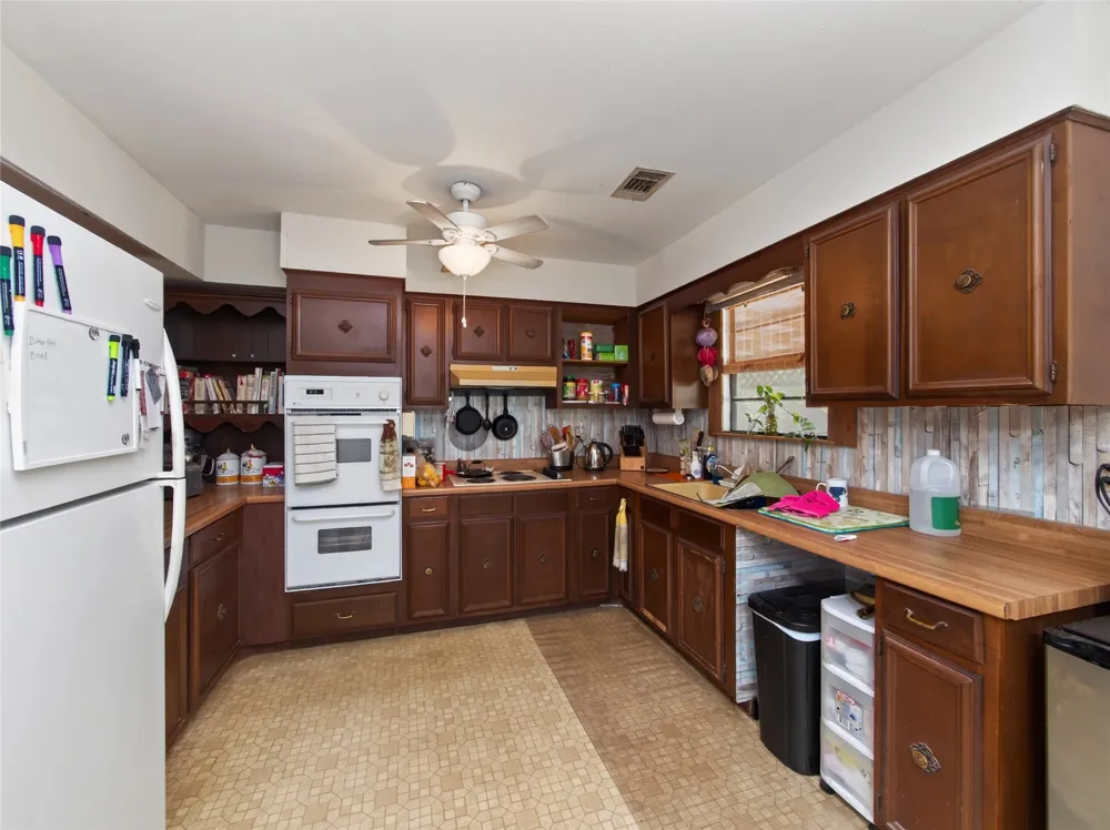 499 Hidden Oaks Drive Elgin, TX 78621
