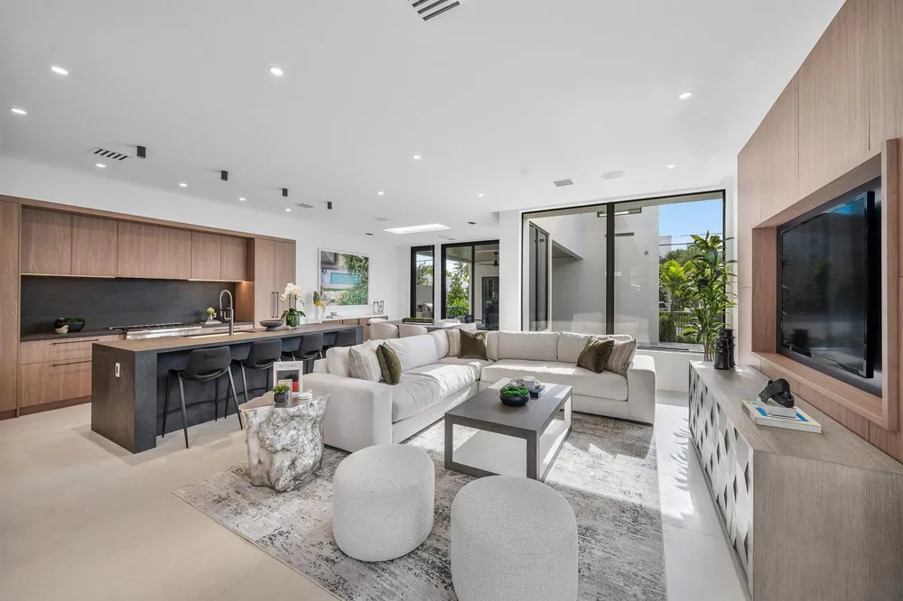 521 SE 4TH AVENUE Delray Beach, FL 33483