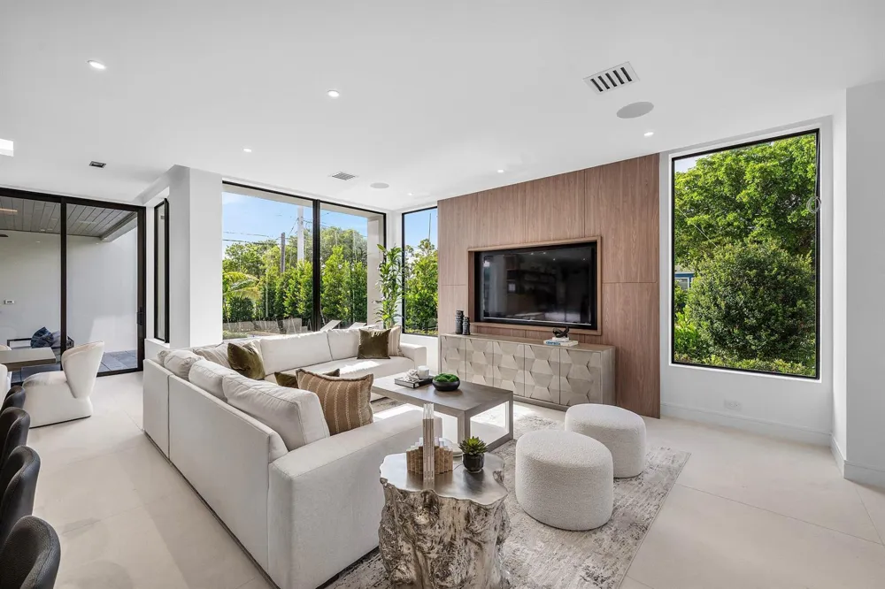 521 SE 4TH AVENUE Delray Beach, FL 33483