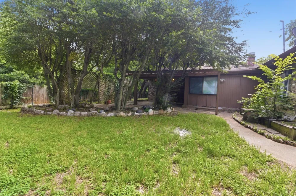 2703 Oak Cliff Lane Arlington, TX 76012