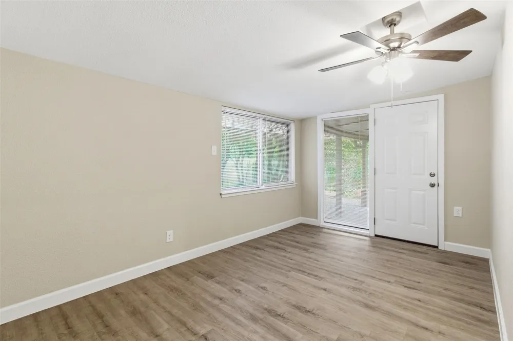 2703 Oak Cliff Lane Arlington, TX 76012