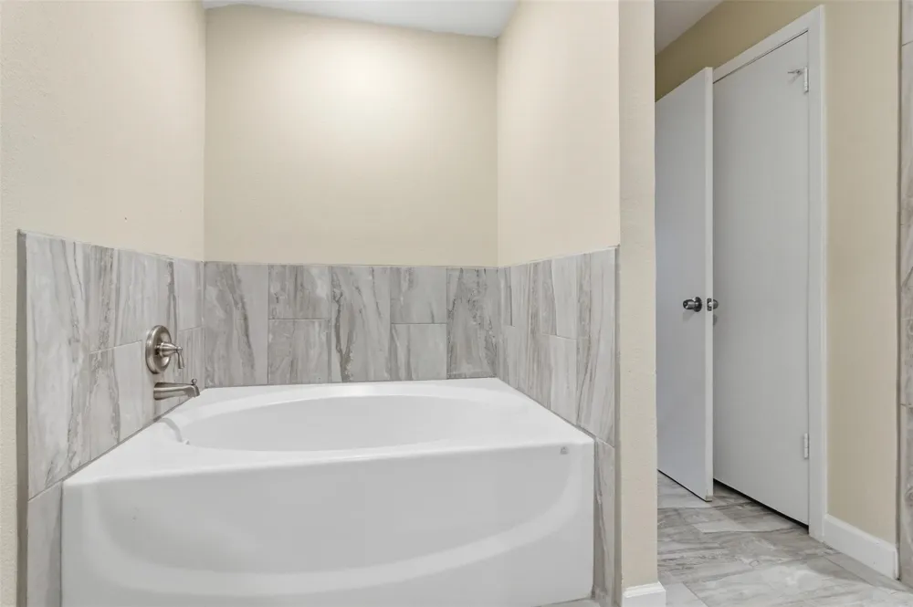 2703 Oak Cliff Lane Arlington, TX 76012