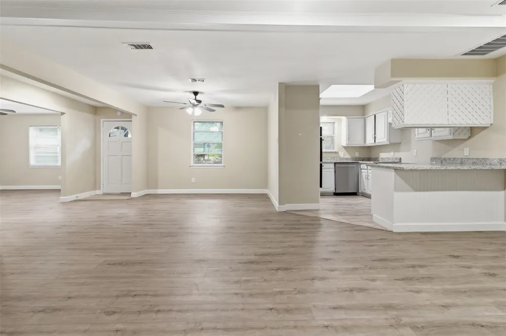 2703 Oak Cliff Lane Arlington, TX 76012