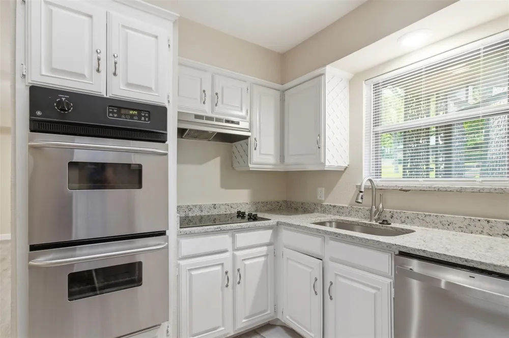 2703 Oak Cliff Lane Arlington, TX 76012