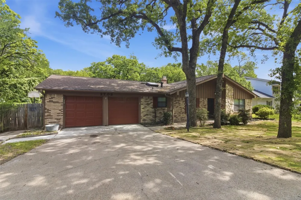 2703 Oak Cliff Lane Arlington, TX 76012