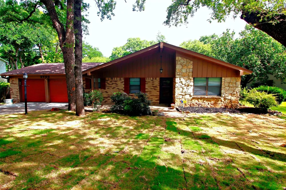 2703 Oak Cliff Lane Arlington, TX 76012