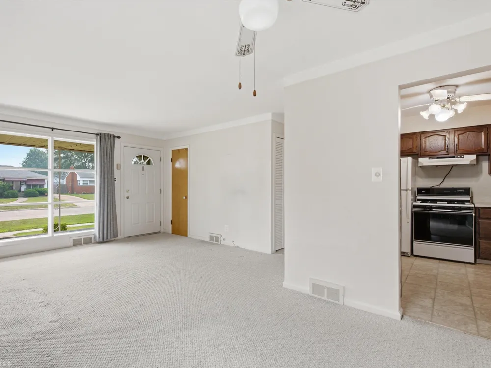 28611 Groveland Street Roseville City, MI 48066