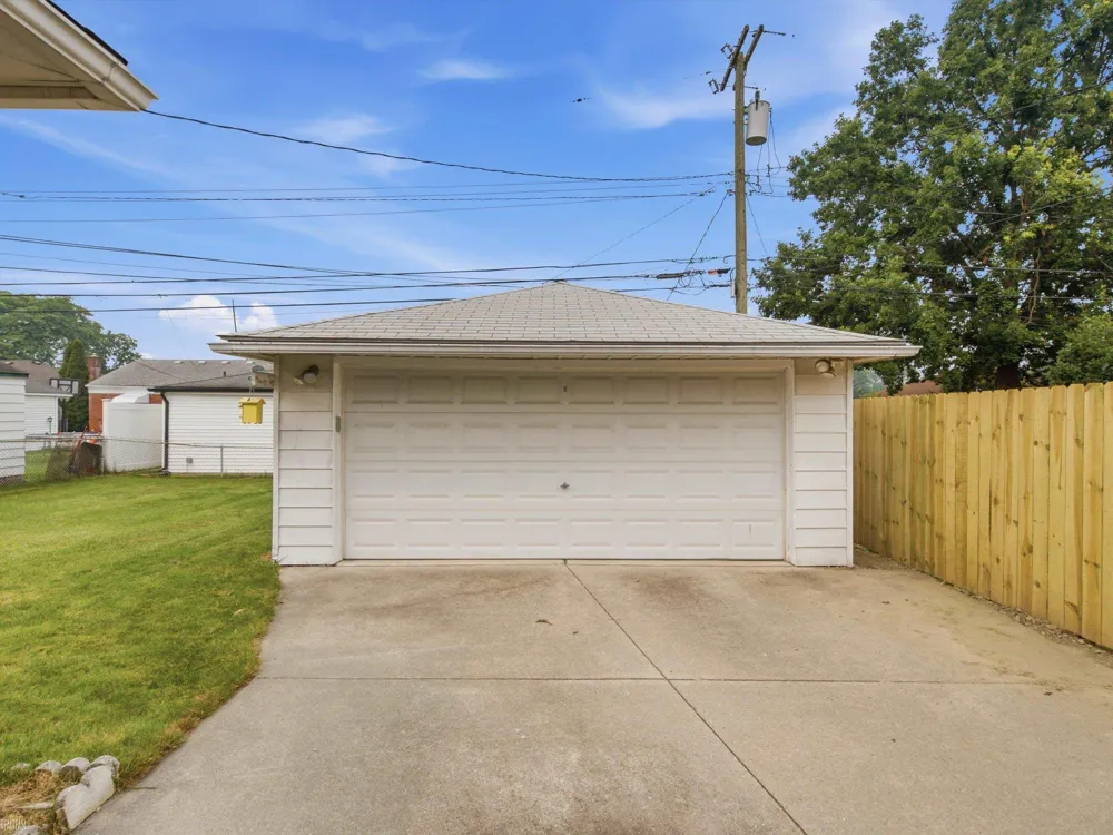 28611 Groveland Street Roseville City, MI 48066