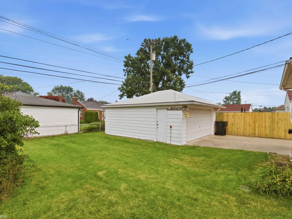 28611 Groveland Street Roseville City, MI 48066
