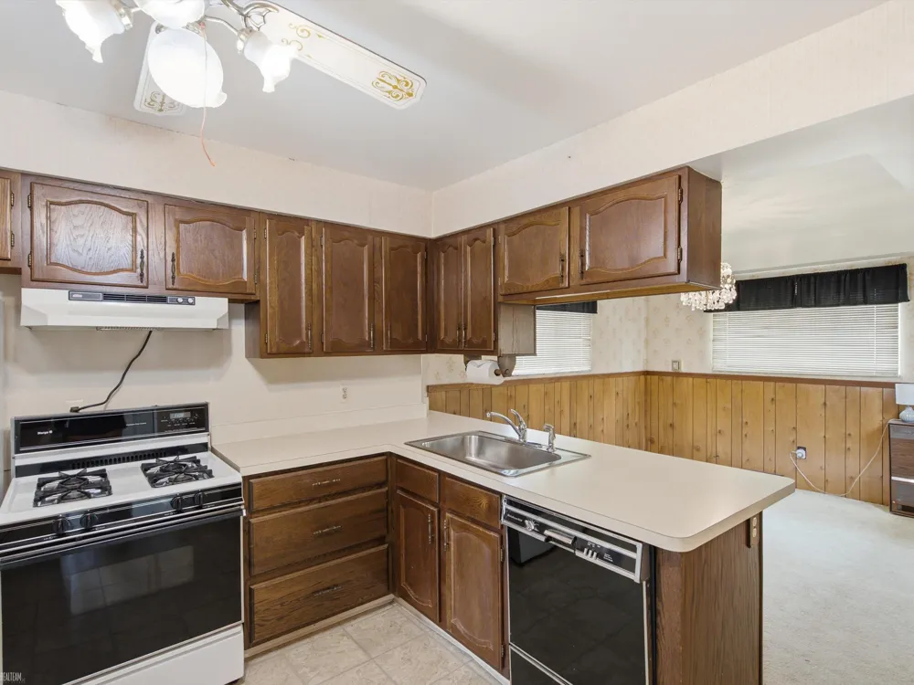 28611 Groveland Street Roseville City, MI 48066