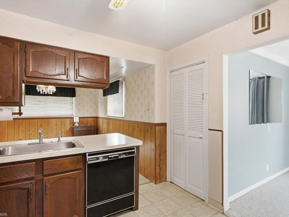 28611 Groveland Street Roseville City, MI 48066