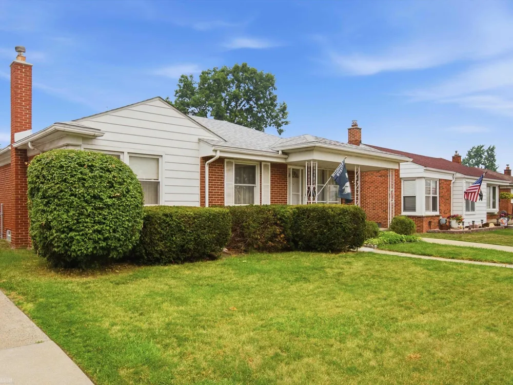 28611 Groveland Street Roseville City, MI 48066