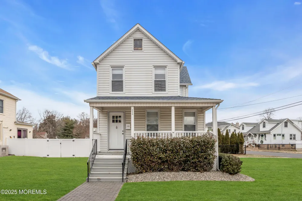 323 Roosevelt Avenue Oakhurst, NJ 07755