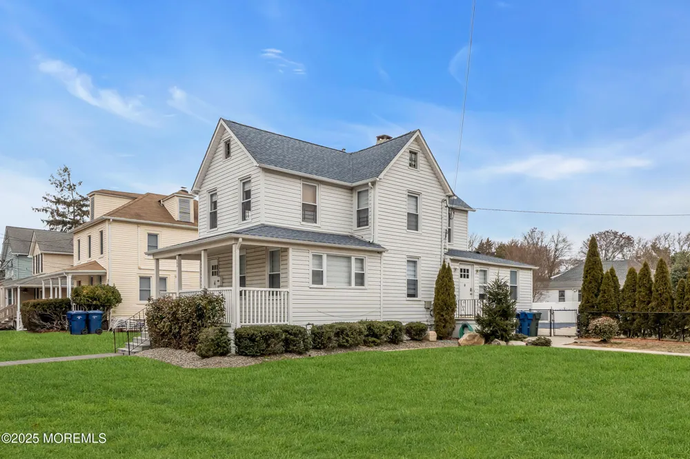 323 Roosevelt Avenue Oakhurst, NJ 07755
