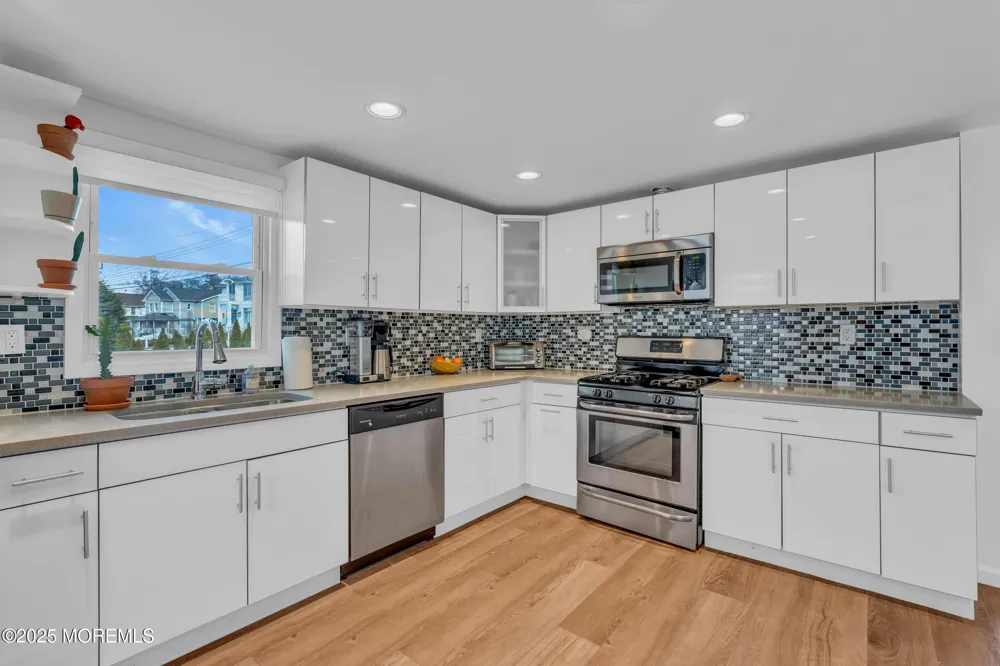 323 Roosevelt Avenue Oakhurst, NJ 07755