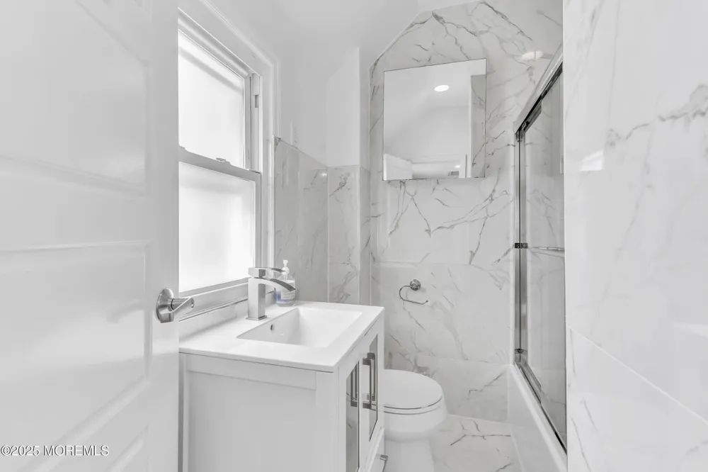 323 Roosevelt Avenue Oakhurst, NJ 07755