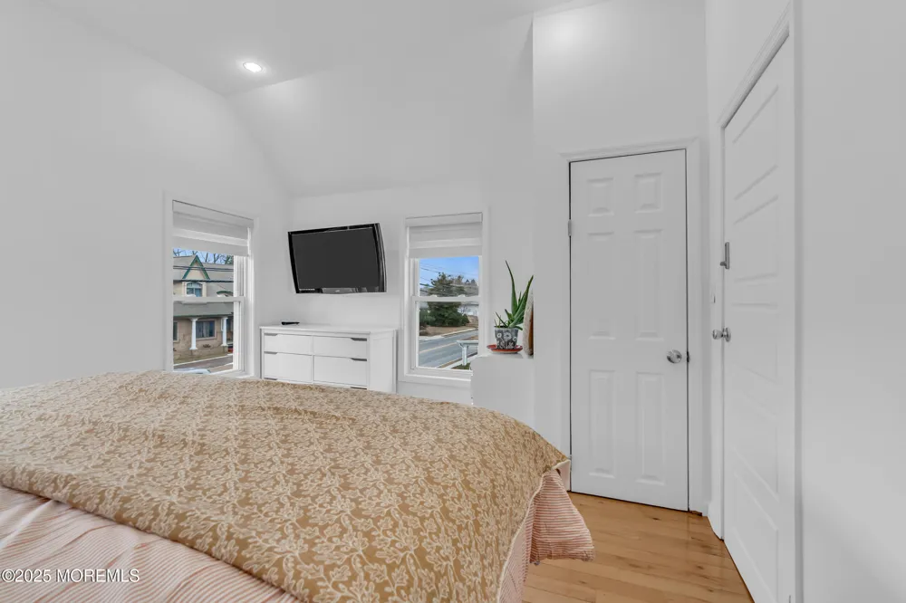 323 Roosevelt Avenue Oakhurst, NJ 07755