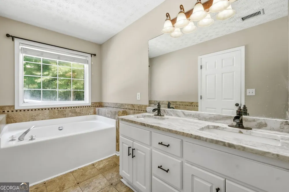 540 WINDERMERE DR DR Loganville, GA 30052