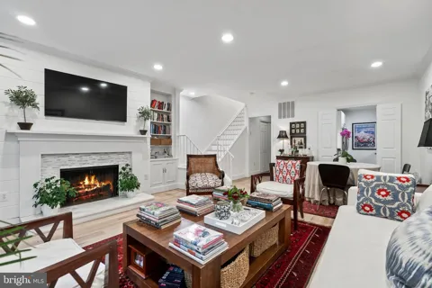 3209 SUTTON PLACE NW #C