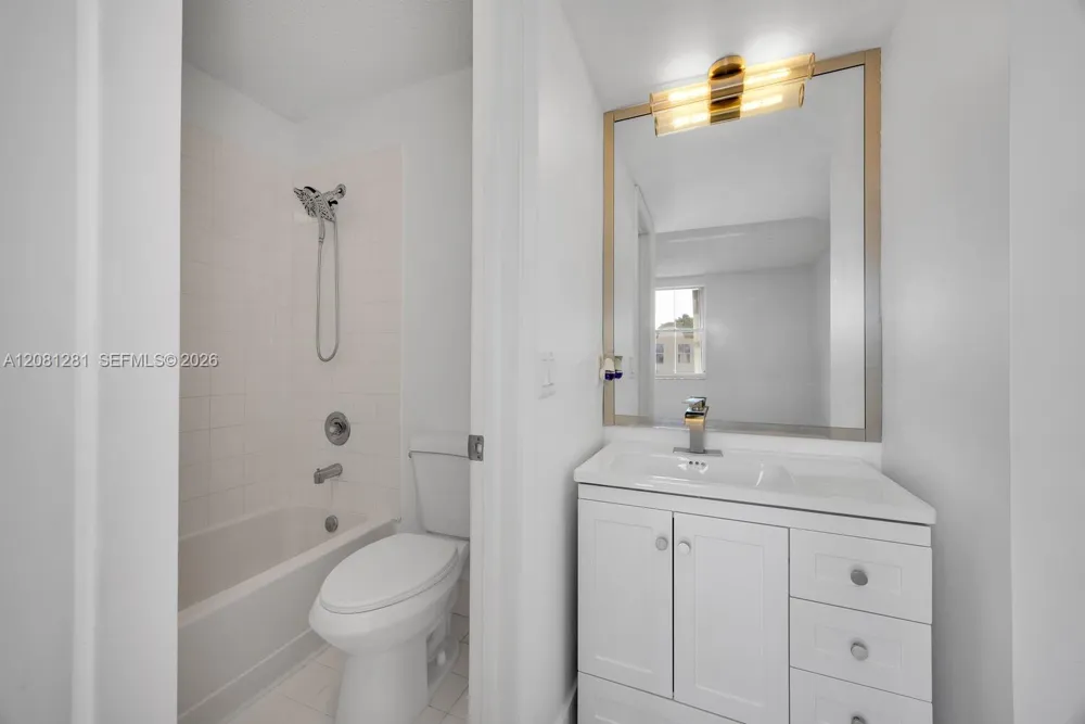 390 NW 86th Ct #803 Miami, FL 33126
