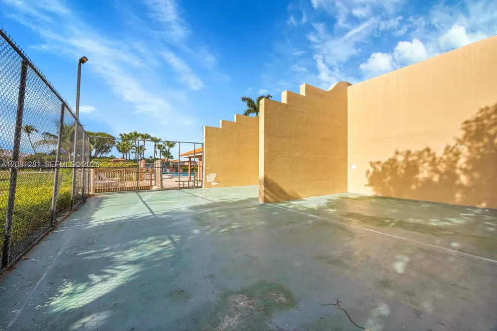 390 NW 86th Ct #803 Miami, FL 33126