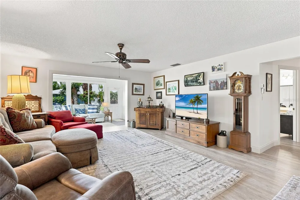 4208 CENTER POINTE LANE #27 Sarasota, FL 34233