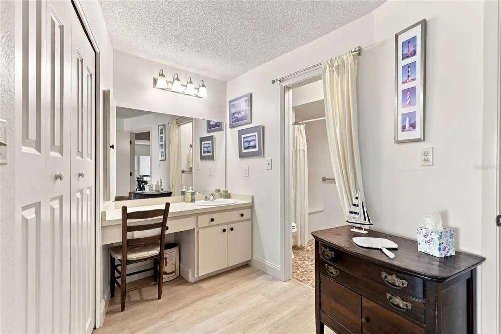 4208 CENTER POINTE LANE #27 Sarasota, FL 34233