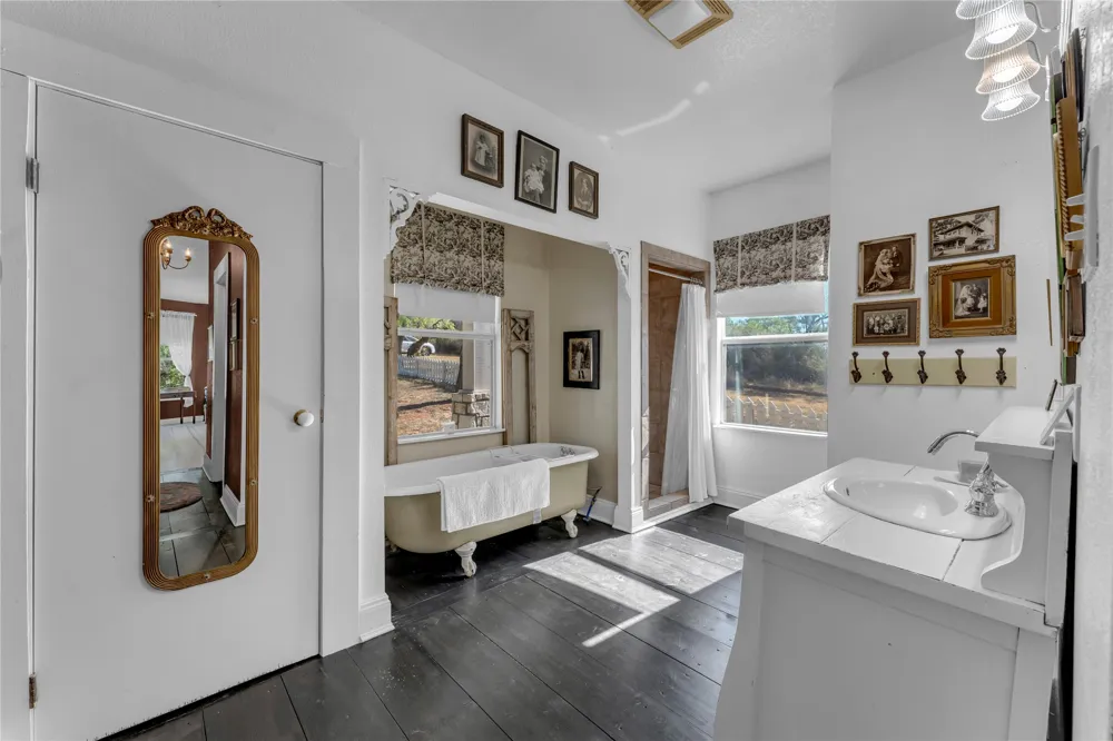 211 Riverside Drive W Llano, TX 78643