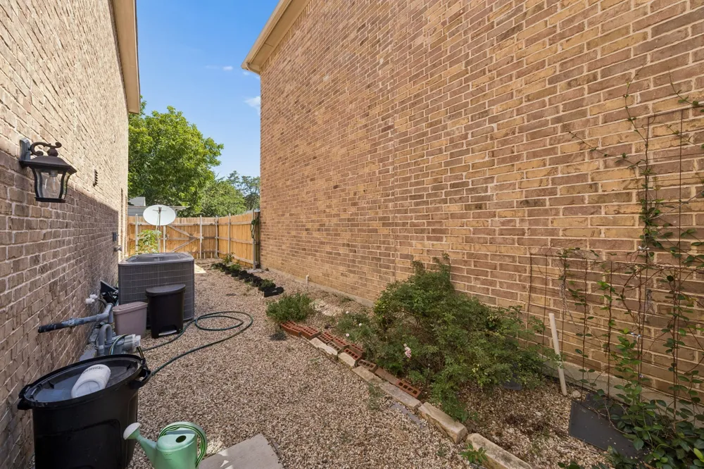 431 W Pioneer Drive Irving, TX 75061
