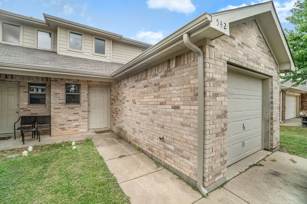 542 Mast Court Crowley, TX 76036