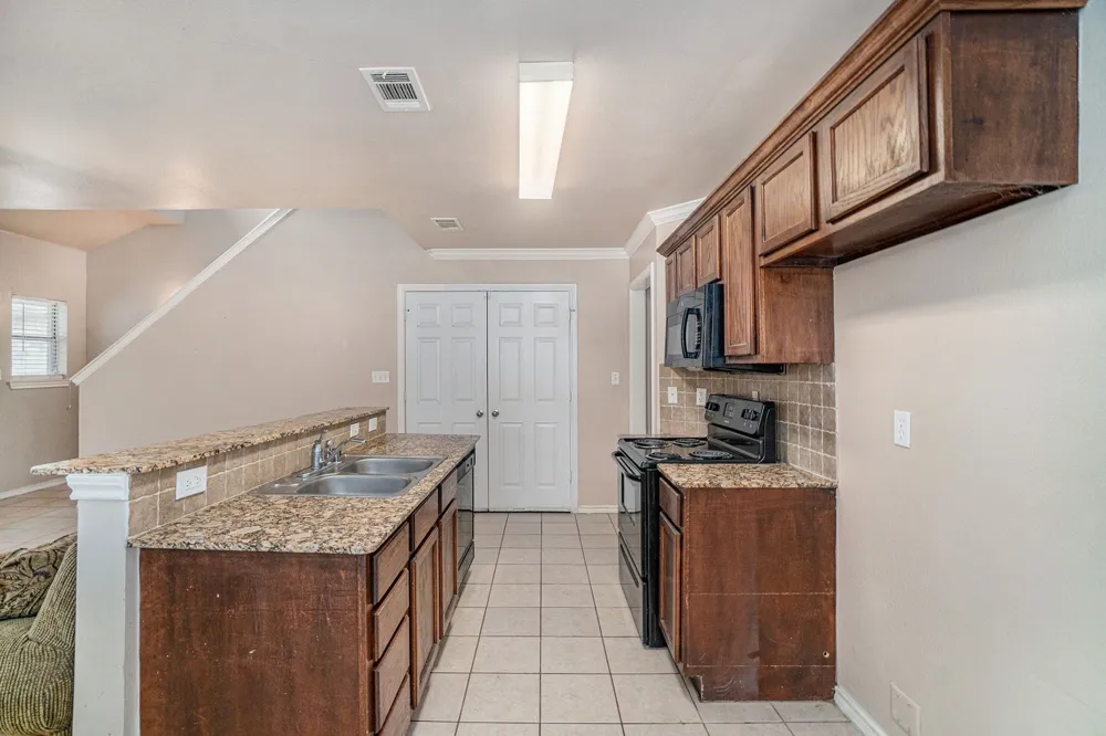542 Mast Court Crowley, TX 76036