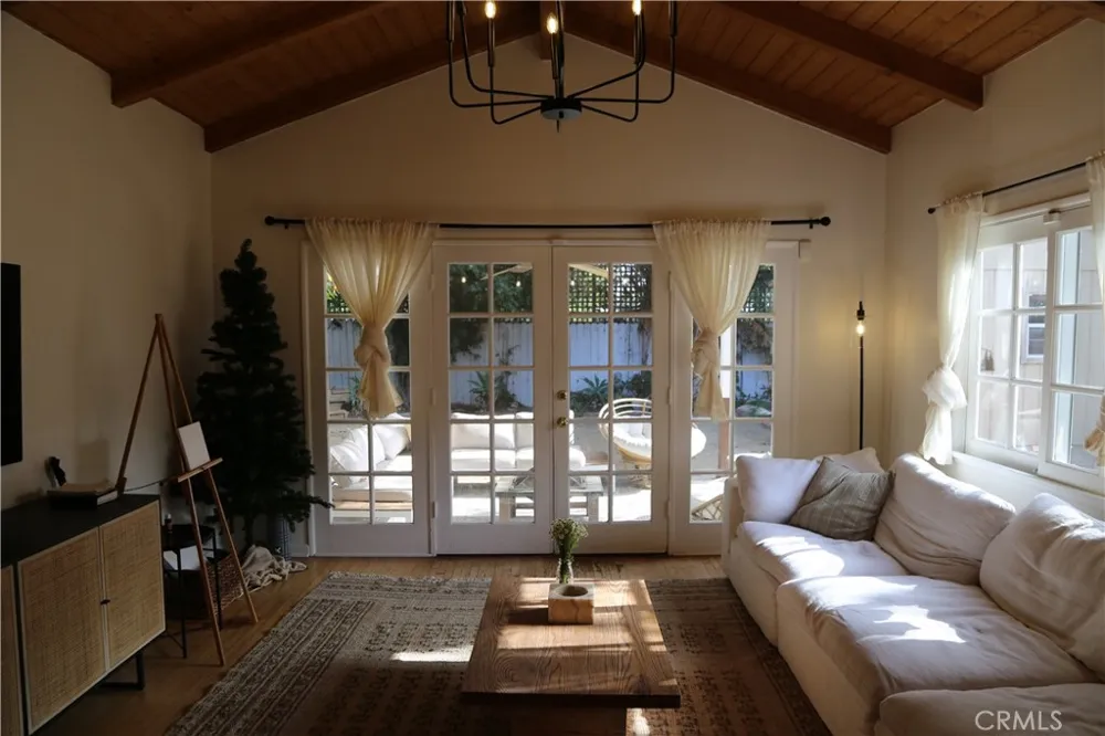 5724 Rhodes Avenue Valley Village, CA 91607