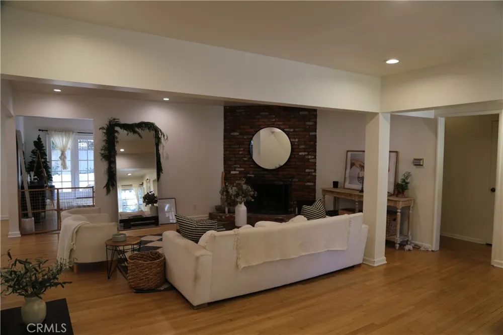 5724 Rhodes Avenue Valley Village, CA 91607