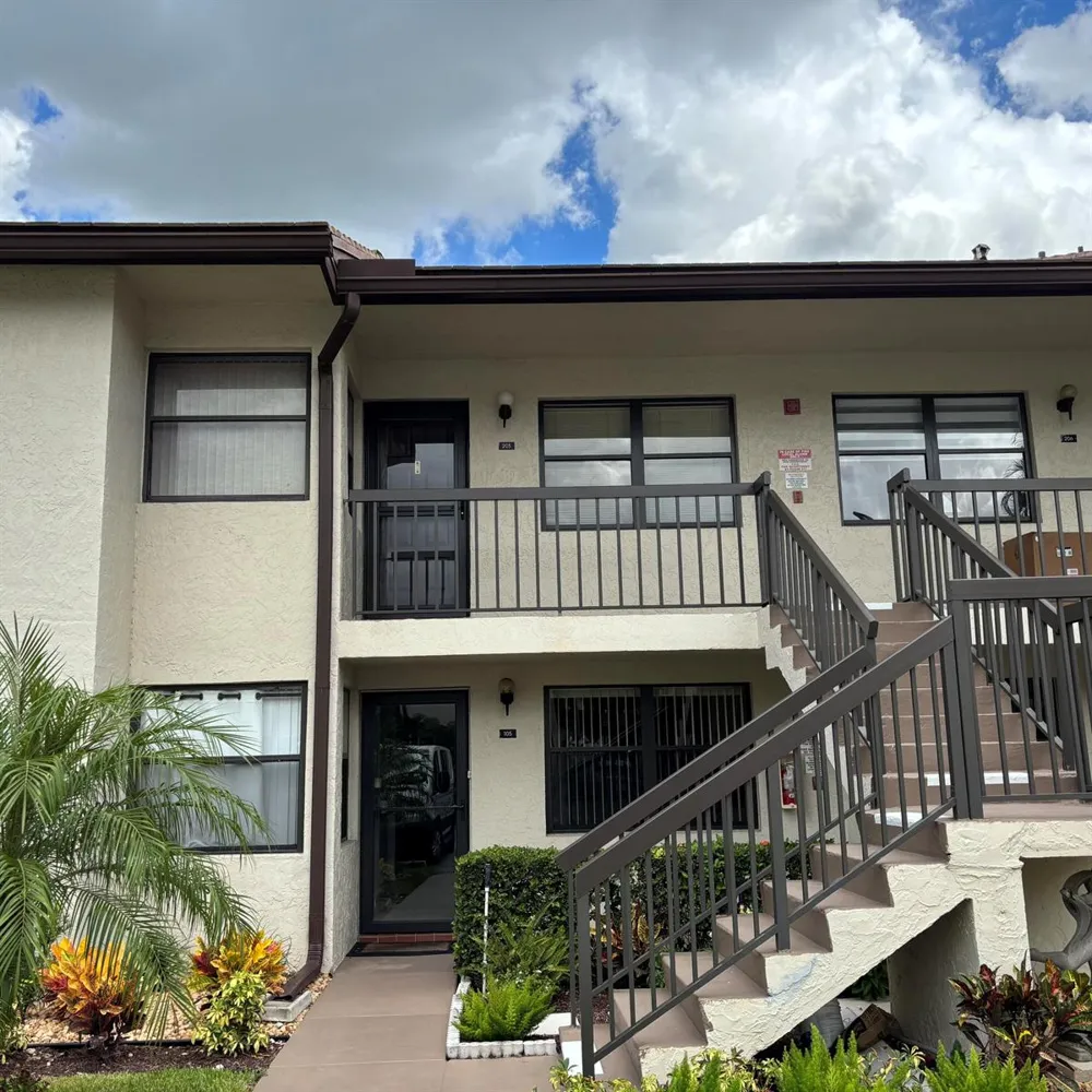 7641 Tahiti Lane #205 Lake Worth, FL 33467