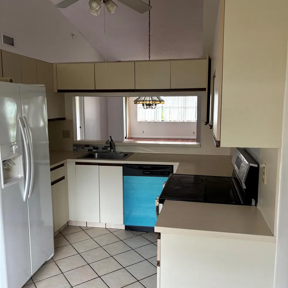 7641 Tahiti Lane #205 Lake Worth, FL 33467