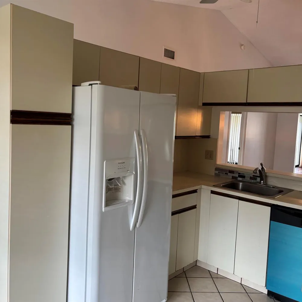 7641 Tahiti Lane #205 Lake Worth, FL 33467